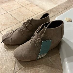 Tom’s wedge ankle boot